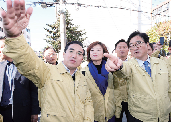 더불어민주당 우원식 원내대표가 16일 오전 지진으로 붕괴 위기에 몰린 포항시 흥해읍 마산리 대성아파트를 방문해 현장을 살펴보고 있다. 연합뉴스