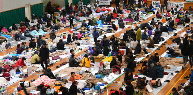 ▲ 경북 포항에서 5.4 규모의 강진이 발생한지 하루가 지난 16일 포항시 북구 흥해읍 흥해실내체육관이 이재민들로 붐비고 있다. 조태형기자
