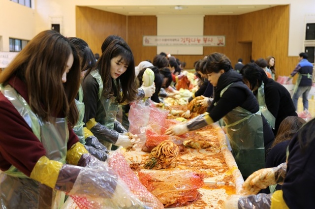 ▲ 171117_수원여자대학교,'2017 사랑의 김장 나눔' 봉사활동 열려_보도사진3