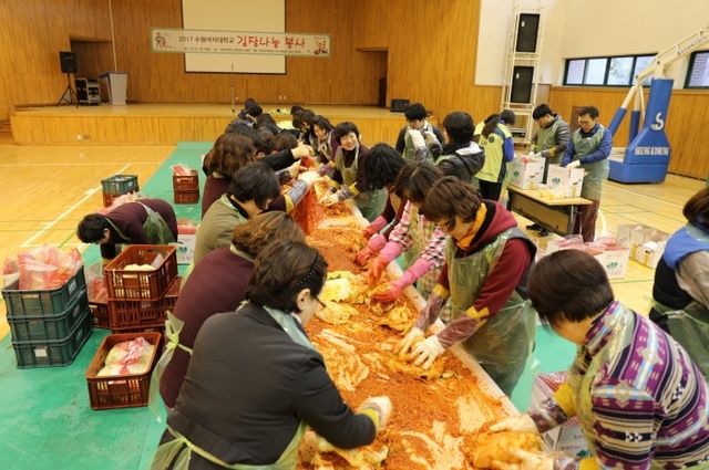 ▲ 171117_수원여자대학교,'2017 사랑의 김장 나눔' 봉사활동 열려_보도사진4