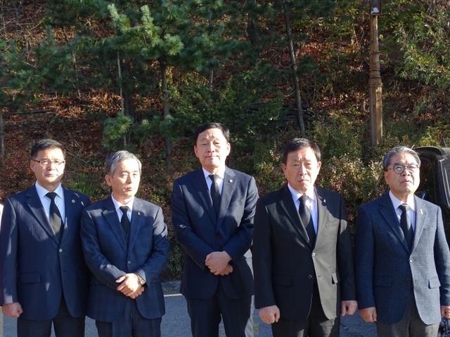 장레식장에서 운구차를 기다리고 있는 모습
