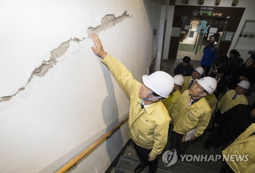 ▲ 김상곤 사회부총리 겸 교육부장관이 지진 다음 날인 16일 오후 포항고에서 지진피해 현장을 살피고 있다. 연합뉴스