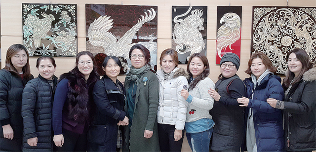 ▲ 20일부터 권선구청 갤러리에서 열리는 26회 정기전을 앞두고 예맥회 회원들이 기념촬영을 하고 있다.