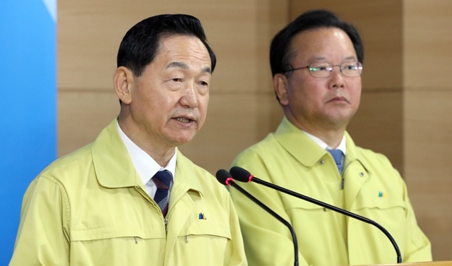 ▲ 김상곤 사회부총리 겸 교육부 장관이 20일 오전 정부서울청사에서 수능 시험에 대한 종합대책을 발표하고 있다. 오른쪽은 김부겸 행자부 장관.  /연합