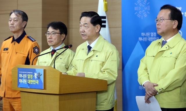 김상곤 사회부총리 겸 교육부 장관이 20일 오전 정부서울청사에서 수능 시험장에 대한 종합대책을 발표하고 있다. 오른쪽은 김부겸 행자부 장관.  /연합