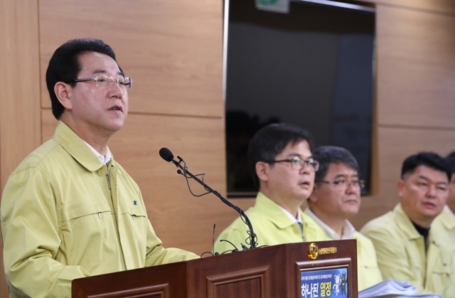 ▲ 20일 오전 정부세종청사 농림축산식품부에서 김영록 장관이 AI 발생상황 및 조치계획 관련 브리핑을 하고 있다.   /연합