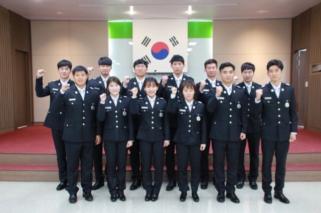▲ 양평소방서에서 소방관으로 첫발을 내딛는 신임소방관 12명이 소방관 선서를 마친 후 파이팅을 외치고있다.