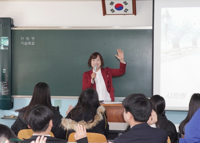 ▲ 안산-명예교사로 나선 김진희 의원
