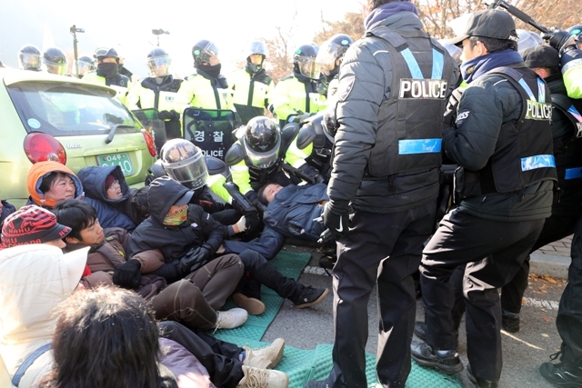 ▲ 21일 오전 경북 성주 사드 기지 앞 진밭교에서 경찰이 건설장비 반입을 막으려는 주민, 사회·종교단체 회원들을 강제해산시키고 있다.   /연합