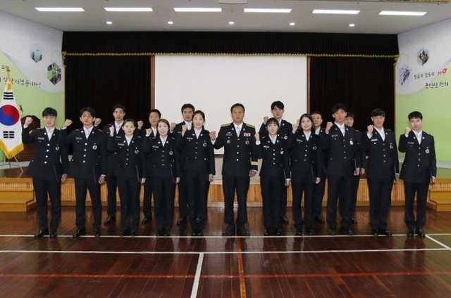 ▲ 용인소방서장과 새내기 소방공무원들이 화이팅을 외치며 기념사진을 촬영하고 있다.