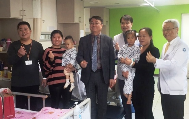 ▲ 지난 21일 이춘표광명부시장이 부천 세종병원을 방문해 광명시 심장병 어린이 의료지원사업으로 심장병 무료 수술을 받은 중국 랴오청(聊城)시 어린이와 가족들을 격려하고 있다. 광명시 제공