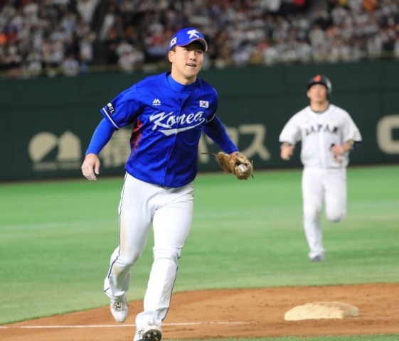 ▲ 19일 일본 도쿄돔에서 열린 아시아프로야구챔피언십(APBC) 결승전 한국과 일본의 경기. 한국의 정현이 4회말 2사 만루서 교다의 라이드라이브 타구를 잡아내고 있다.연합뉴스