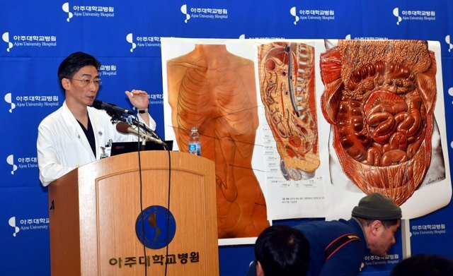 ▲ 22일 수원 아주대학교병원에서 열린 총상을 입고 귀순한 북한군 병사 관련 2차 브리핑에서 이국종 교수가 수술결과와 환자 회복상태 등에 대해 브리핑 하고 있다.전형민기자