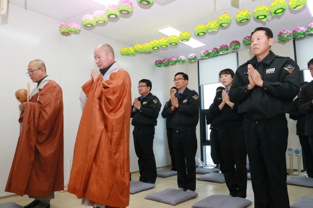 ▲ 평택해경서_경승식_개원식_및_이운식에_참석한_경찰관들이_절을_하고_있다