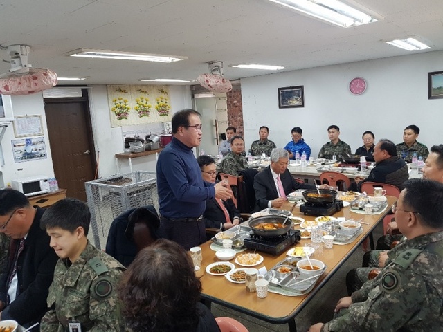 ▲ 11-2. 동두천시 소요동 사회단체협의회, 관내 1125부대 위문_소요동