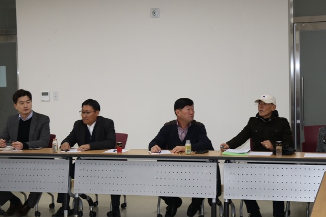 ▲ 5년만에 공식적인 회의석상에 앉은 양평시장상인회와 롯데마트.