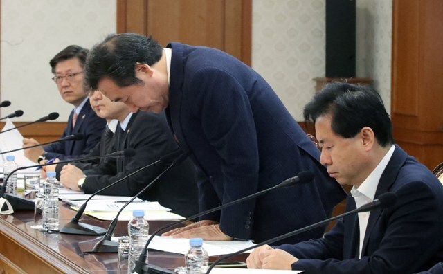 ▲ 이낙연 국무총리가 23일 오전 서울 세종로 정부서울청사에서 열린 국정현안점검조정회의에서 세월호 유골 발견 은폐에 대해 다시 한번 사과 한다며 일어서서 고개 숙여 사과하고 있다.  /연합