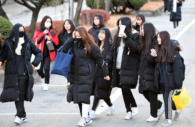 ▲ ‘2018학년도 대학수학능력시험’이 실시된 23일 제30지구 20 시험장인 수원 영복여자고등학교에서 시험을 마친 수험생들이 가벼운 발걸음으로 시험장을 빠져나오고 있다. 대학수학능력시험 출제위원장을 맡은 이준식 성균관대 교수는 