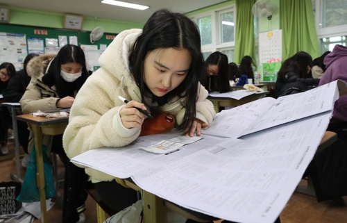 ▲ 24일 오전 경북 포항시 북구 포항중앙여고에서 수험생들이 2018학년도 대학수학능력시험 정답지를 보며 가채점을 하고 있다. 연합뉴스