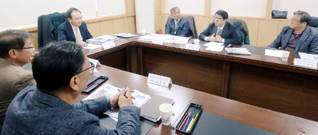 ▲ 경기일보 독자권익위원회 위원들이 경기일보 회의실에서 본보 편집방향 등에 대해 평가하고 있다. /조태형 기자