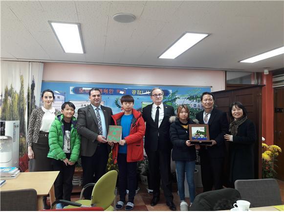 ▲ 서호초 교장실에서 터키 방문단과의 기념사진