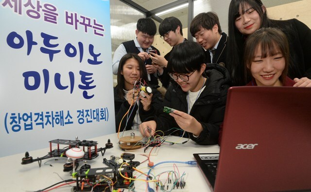 ▲ ‘세상을 바꾸는 아두이노 미니톤 대회’가 열린 28일 용인 단국대학교에서 중·고등학생 참가자들이 아두이노 보드를 이용해 발명품을 만들고 있다. 아두이노 보드를 활용한 발명품을 통해 창의적 아이디어를 공유한 이번 대회는 경기지방중소벤처기업청과 단국대학교가 주최했다. 조태형기자