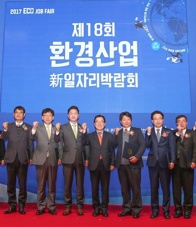 ▲ 인선모터스가 환경부와 한국환경산업기술원 주관 '우수환경산업체'로 선정되는 영예를 안았다. 사진 왼쪽에서 세번째 인선모터스 박정호 대표.(사진제공=인선이엔티)