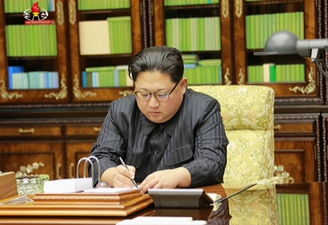▲ 북한이 29일 새로운 대륙간탄도미사일(ICBM)인 ''화성-15형'' 미사일 발사에 성공했다고 발표했다. 조선중앙TV가 공개한 화성-15형 미사일 발사를 지시하는 친필명령을 작성하고 있는 김정은 노동당 위원장의 모습.  /연합