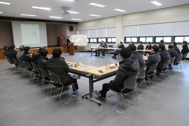 ▲ 고층건축물 관계자에게 소방시설 점검과 관리 실무와 겨울철 화재사고를 대비한 소방시설 차단 행위 근절을 당부하고 있다.