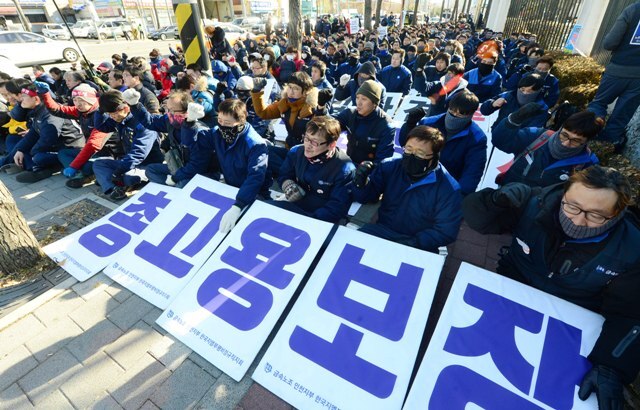 ▲ 30일 오후 민노총 금속노조 인천지부 회원 200여명이 인천시 부평구 한국GM 정문 앞에서 한국GM 비정규직 우선 해고저지 집회를 갖고 있다.장용준기자