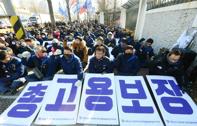 ▲ 30일 오후 민노총 금속노조 인천지부 회원 200여명이 인천시 부평구 한국GM 정문 앞에서 한국GM 비정규직 우선 해고저지 집회를 갖고 있다.장용준기자