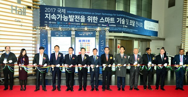▲ 30일 오전 인천시 연수구 송도컨벤시아에서 열린 '2017 국제 지속가능발전을 위한 스마트 기술 및 조달 전시회'에서 주요 내빈들이 전시회 시작을 알리는 테이프를 자르고 있다. 장용준기자