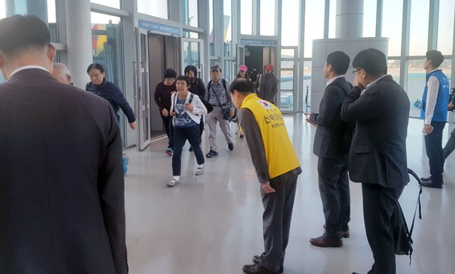 인도네시아 발리에 갔다가 화산 분화로 발이 묶였던 한국인 여행객 266명이 1일 정부가 투입한 전세기 편으로 귀국했다. 이날 오전 인천공항에 도착한 전세기에서 내린 여행객들이 정부 관계자의 인사를 받으며 입국장으로 향하고 있다.연합뉴스.jpg