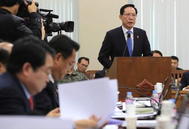 ▲ 1일 오전 국회에서 열린 국방위원회 전체회의에서 송영무 국방부 장관이 북한의 신형 대륙간탄도미사일(ICBM)급 도발과 관련해 업무보고를 하고 있다.  /연합