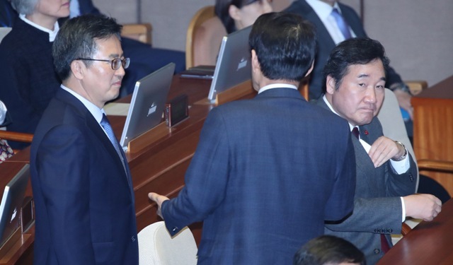 ▲ 2일 오후 국회 본회의장에서 김동연 경제부총리 겸 기획재정부 장관(왼쪽부터)와 자유한국당 이군현 의원이 이야기를 하고 있다. 오른쪽은 이낙연 국무총리. 2018년도 예산안 처리는 공무원 증원 및 최저임금 보전 등과 관련해 여야 이견을 좁히지 못해 사실상 무산되면서 법정 시한을 넘기게 됐다.  /연합뉴스