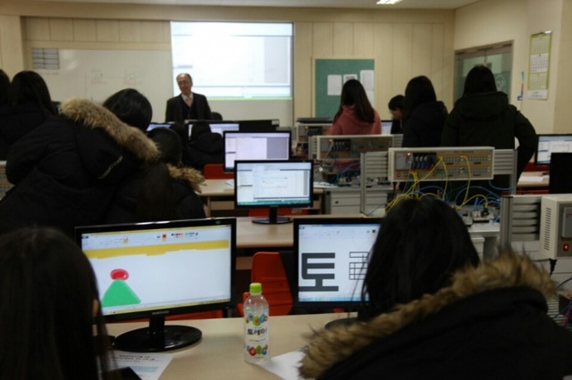 ▲ 한국폴리텍대학 성남캠퍼스, 성남여중 진로체험 행사 개최 1