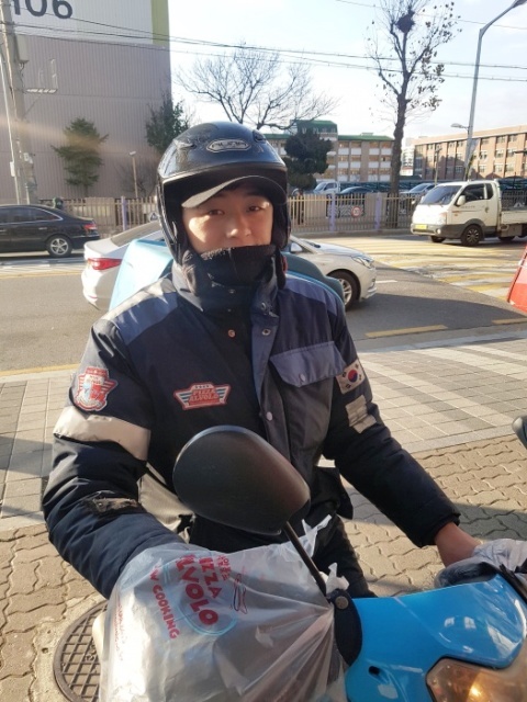 ▲ 아르바이트생 최호규씨(27)가 3일 오후 피자 배달을 가기 위해 매장을 나서고 있다