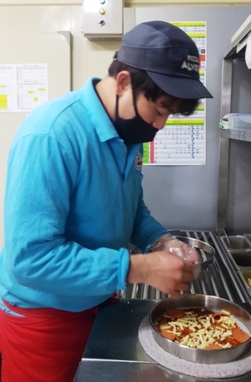 ▲ 피자집을 운영하는 방지환씨(34)가 3일 오전 아르바이트생 없이 혼자서 주방에서 피자를 만들고 있다