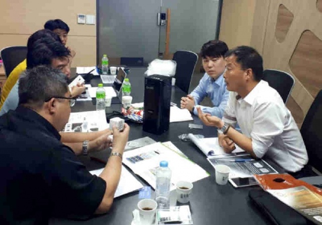 ▲ 조진범 킨텍스 전문위원이 말레이시아 바이어와 상담을 진행하고 있다.