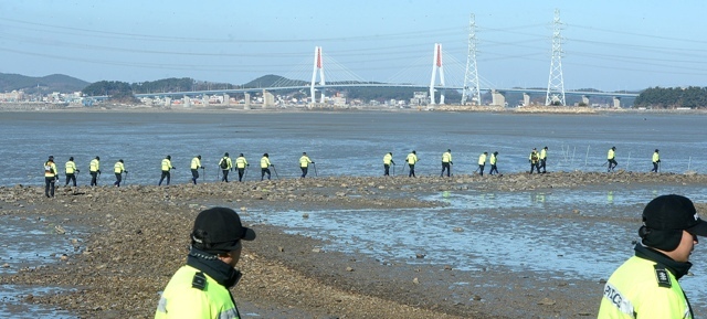 ▲ 인천시 옹진군 영흥도 낚시어선 충돌사고 발생 이틀째인 4일 오전 인천지방경찰청 제1기동대 대원들이 영흥면 선재리 한 해안가에서  선창1호 실종자 수색작업을 하고 있다. 장용준기자