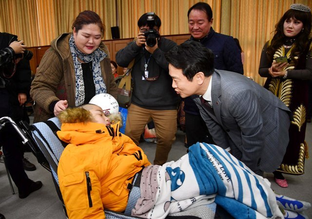 ▲ 4일 경기도청 제1회의실에서 열린 ‘전국리사이클센터 경기도내 다문화·장애인 가정 세탁기 전달식’에서 남경필 경기지사가 장애 어린이에게 사인볼을 전달 후 대화를 나누고 있다.전형민기자