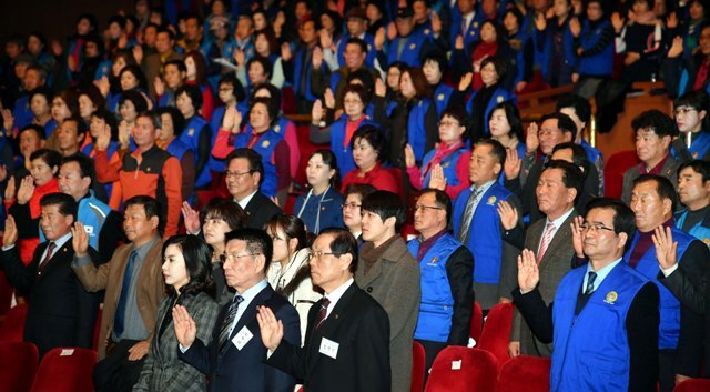 ▲ 5일 경기도문화의전당에서 열린 ‘2017 바르게살기운동 경기도회원대회’에서 참석자들이 결의문 낭독을 하고 있다.전형민기자