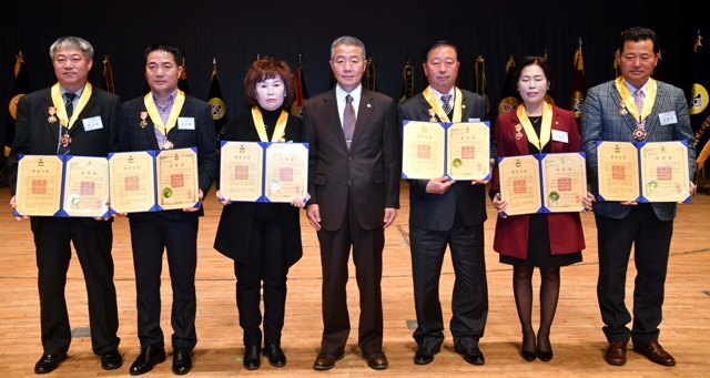 ▲ 5일 경기도문화의전당에서 열린 ‘2017 바르게살기운동 경기도회원대회’에서 이재문 바르게살기 경기도협의회장이 유공자에 대한 표창 후 수상자와 기념촬영을 하고 있다.전형민기자