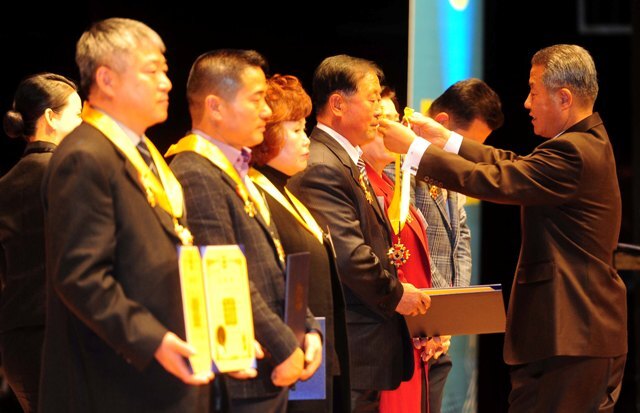 ▲ 5일 경기도문화의전당에서 열린 ‘2017 바르게살기운동 경기도회원대회’에서 이재문 바르게살기 경기도협의회장이 유공자에 대한 표창을 하고 있다.전형민기자