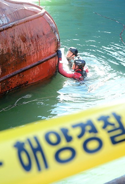 ▲ 5일 오후 인천시 서구 북항 관공선 부두에서 인천해경 과학수사반 관계자들이 영흥도 낚시어선과 충돌한 급유선 명진15호의 선두 부분에 충돌시 발생한 흔적에 대해 실측작업을 하고 있다.장용준기자