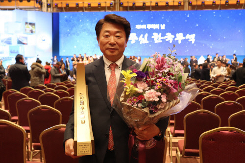 ▲ 문경안 볼빅 회장이 무역의 날 행사에서 1천만불 수출탑을 수상한 뒤 기념촬영을 하고 있다.볼빅 제공