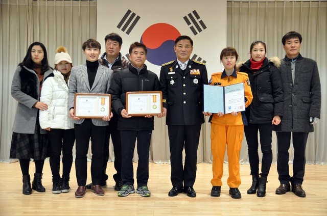▲ 광명소방서는 구급활동 중 심폐소생술과 자동제세동기를 활용해 소중한 생명을 살린 구급대원 등 7명에 대해 하트세이버 인증서를 수여했다. 광명소방서 제공