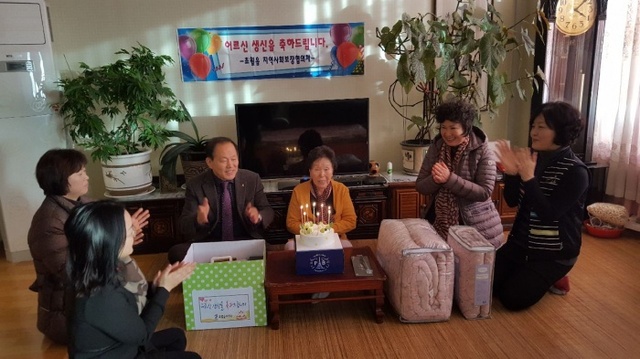 ▲ 광주시 초월읍, 찾아가는 홀몸어르신 생신축하 사업 실시