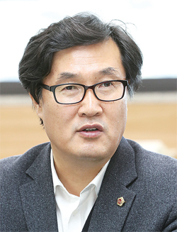 ▲ 2017.12.5. 예결위 더불어민주당  윤재우간사 인터뷰 (23)