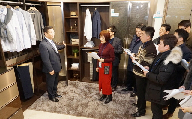 ▲ 6일 오전 인천시 남동공단내 에몬스가구 본사에서 열린 ‘2018 S/S 시즌 가구 트렌드 및 신제품 품평회'에서  김경수 에몬스회장이  대리점주에게 직접 제품설명을 하고 있다.에몬스기구 제공